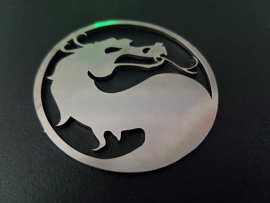 corte laser mortal kombat logo